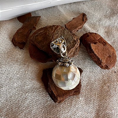 Pingente Sinos dos Anjos em Madrepérola - P