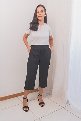 Calça pantacourt - preta