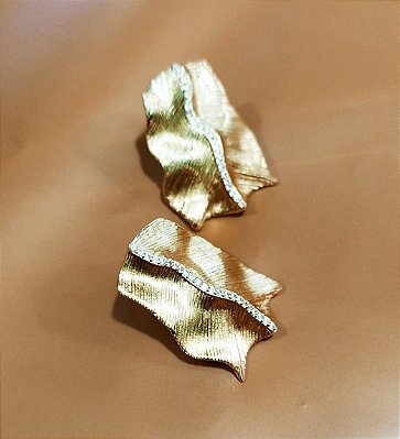 Brinco minimalista dourado com zircônia