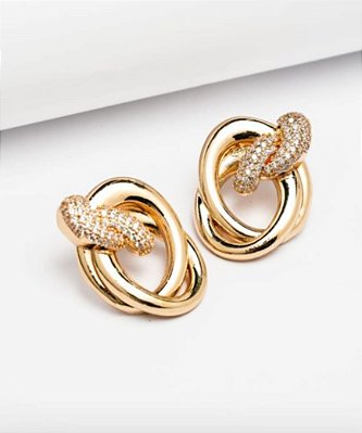 Brinco dourado com zircônia