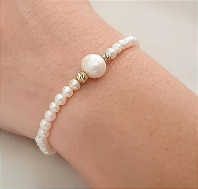 Pulseira dourada com perolas