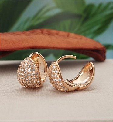 Brinco argola dourado cravejado
