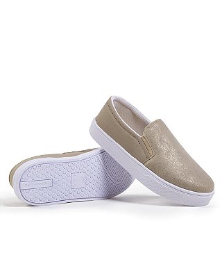 Tênis Casual com Solado Branco