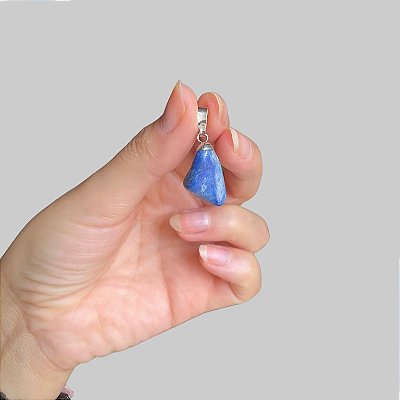 Pingente de Quartzo Azul Rolado - Paciência, Comunicação, Sabedoria e Compreensão