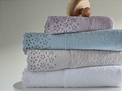 Toalha de Banho Crystal 100% Algodão Fio Penteado com Bordado e Barra Aveludada 70x140cm