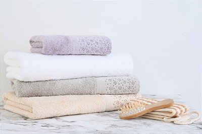 Toalha de Rosto Lovely com Aplicação 100% Algodão Fio Penteado 48x90cm 500g/m²