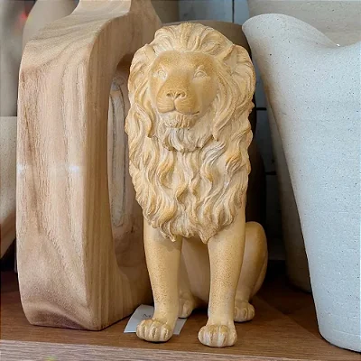 Escultura Decorativa de Leão em Poliresina – Objeto Sofisticado para Sala e Escritório