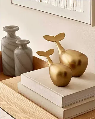 Escultura Decorativa Baleia Dourada em Poliresina – Conjunto Luxo para Sala e Aparador
