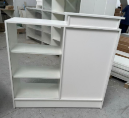 Balcão Caixa/Atendimento em MDF Branco 15mm com Prateleiras Laterais Para Loja – 1,10x1,00x0,38m