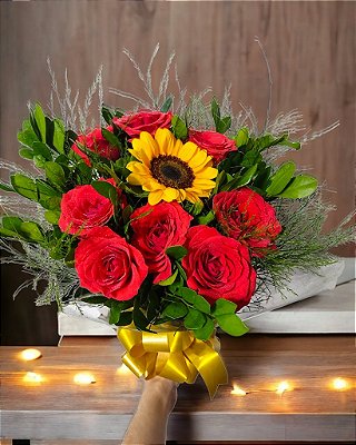 Arranjo Buquê de Rosas Com Girassol