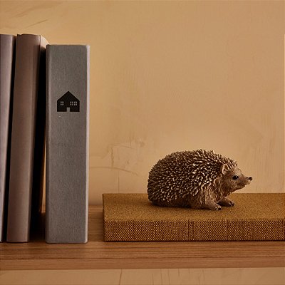 ESCULTURA OURICO EM POLIRESINA 6x6x11.5CM