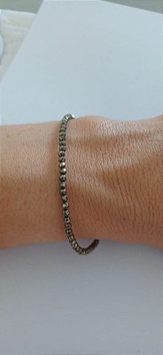 Pulseira de Pirita Facetada 2 mm - Beleza e Energia em Cada Detalhe