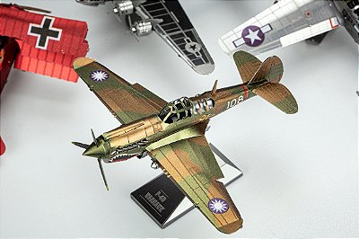 MINIATURA DE MONTAR METAL EARTH AVIÃO P-40 WARHAWK