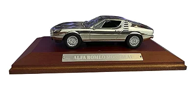 Miniatura Alfa Romeo Montreal Cromado 1/43 IXO Models