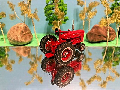 MINIATURA TRATOR ERTL CASE IH FARMALL M 44079  ESCALA 1/64