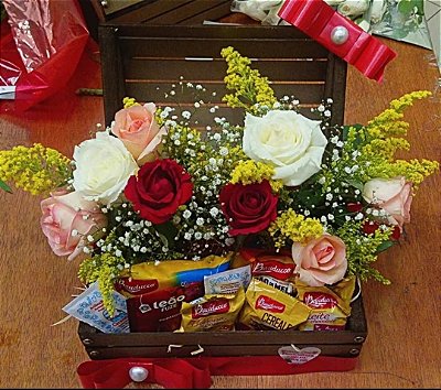 Baú de Cafe da manhã com arranjo de rosas