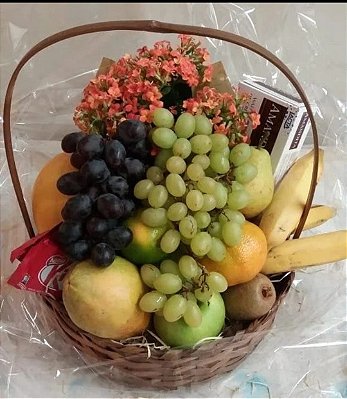 Cesta recheada de frutas