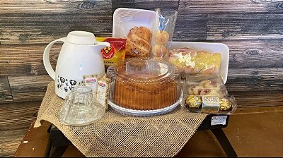 Cesta de café da manhã na bandeja