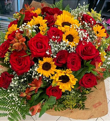 Arranjo de Rosas vermelhas com girassol