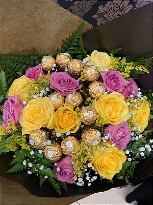 Ramalhete de rosas coloridas e Ferrero Rocher