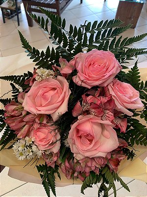 Arranjo de Rosas com Astromelia