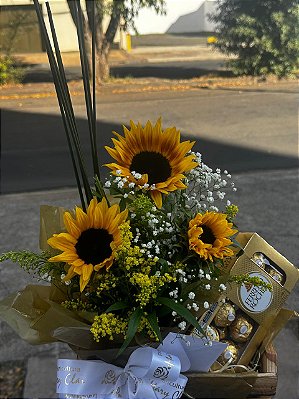 Arranjo de Girassol na cesta com Ferrero Rocher
