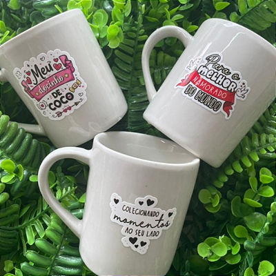 CANECA DE LOUÇA SIMPLES COM ADESIVO EM DTF PERSONALIZADO