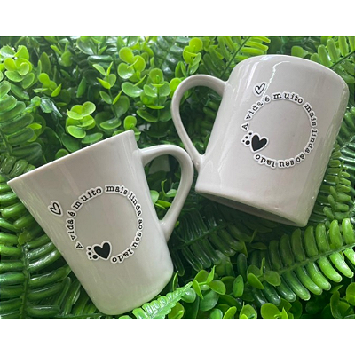 CANECA DE LOUÇA VIDA É LINDA AO SEU LADO DTF PERSONALIZADO
