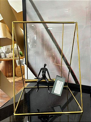 Escultura Decorativa em Metal e Resina – Personagem no Balanço