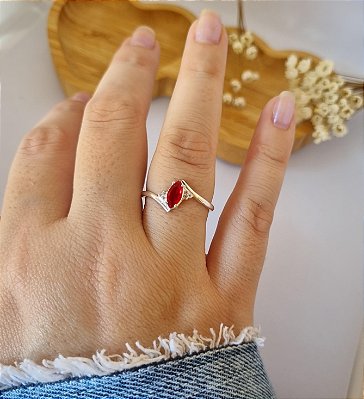 Anel formatura navete com pedra vermelha