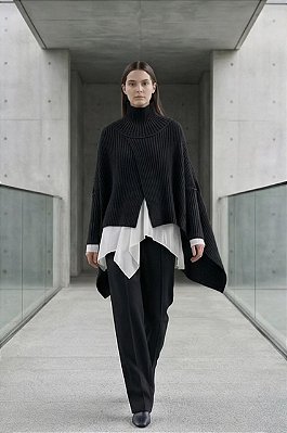 BLUSA CANELADA EM TRICÔ TRANSPASSADA, GOLA ALTA