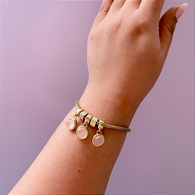 Pulseira Semijoia com Berloques de Quartzo Rosa – Amor, Cura e Harmonia | Banho de Ouro 18k