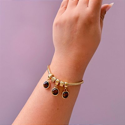 Pulseira Semijoia com Berloques de Olho de Tigre – Proteção e Sofisticação | Banho de Ouro 18k