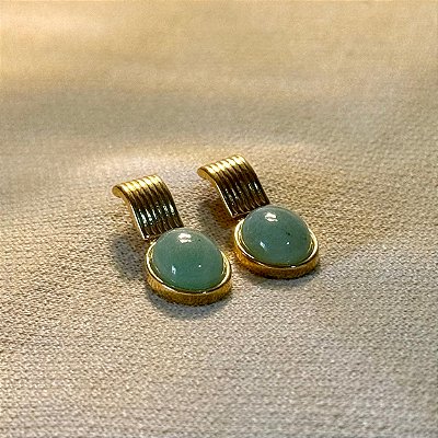 Brinco Semijoia Oval de Quartzo Verde – Saúde, Vitalidade e Equilíbrio | Banho de Ouro 18k