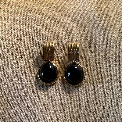 Brinco Semijoia Oval de Ágata Preta – Proteção e Estabilidade | Banho de Ouro 18k