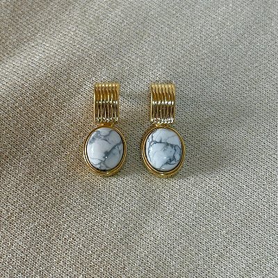 Brinco Semijoia Oval de Howlita – Paz Interior e Serenidade | Banho de Ouro 18k