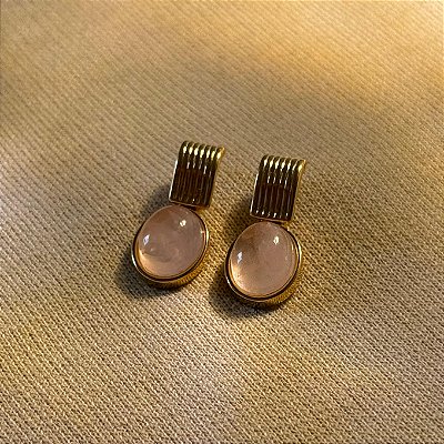 Brinco Semijoia Oval de Quartzo Rosa – Amor-Próprio e Cura Emocional | Banho de Ouro 18k