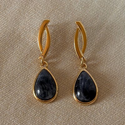 Brinco Semijoia Gota de Ônix Rajado Branco – Estilo e Força com Elegância | Banho de Ouro 18k