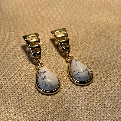 Brinco Semijoia Gota de Howlita – Equilíbrio e Paz Interior | Banho de Ouro 18k