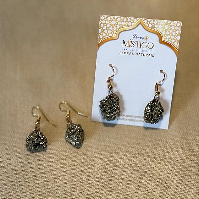 Brinco Pirita Bruta – Pedra Natural da Prosperidade e Proteção