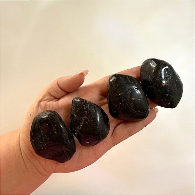 Turmalina Negra Rolada – Proteção e Aterramento Energético