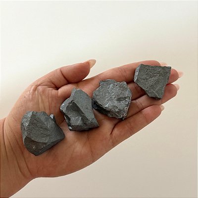 Hematita Bruta – Aterramento, Proteção e Força Pessoal