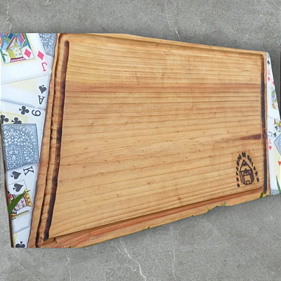 Tábua de Madeira com Design de Cartas de Baralho