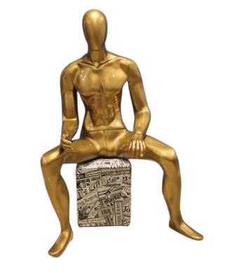 MANEQUIM DE FIBRA MASCULINO SENTADO DOURADO