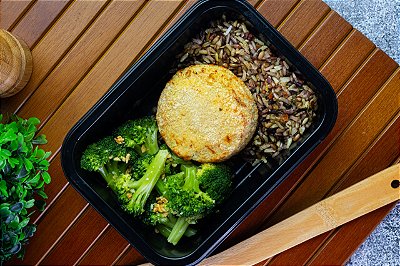 Hambúrguer de Frango Recheado com Catupiry, Arroz 7 Grãos e Brócolis - 300g