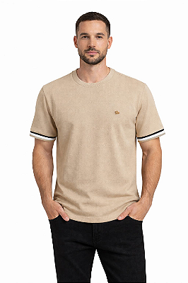 Camiseta masculina manga curta bordado e punho diferenciado.