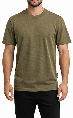 Camiseta masculina gola extra larga bandeirinha na lateral
