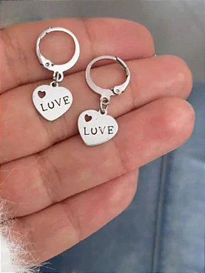 Brinco Argolinhas com Detalhes de Coração e 'Love' em Aço Inoxidável
