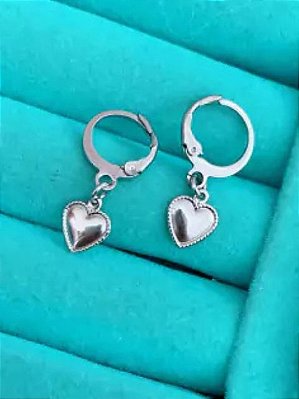 Brinco Argolinhas Coração Borda Pontilhada em  Aço Inoxidável