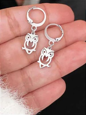 Brinco Argolinhas com Detalhes de Coruja em Aço Inoxidável